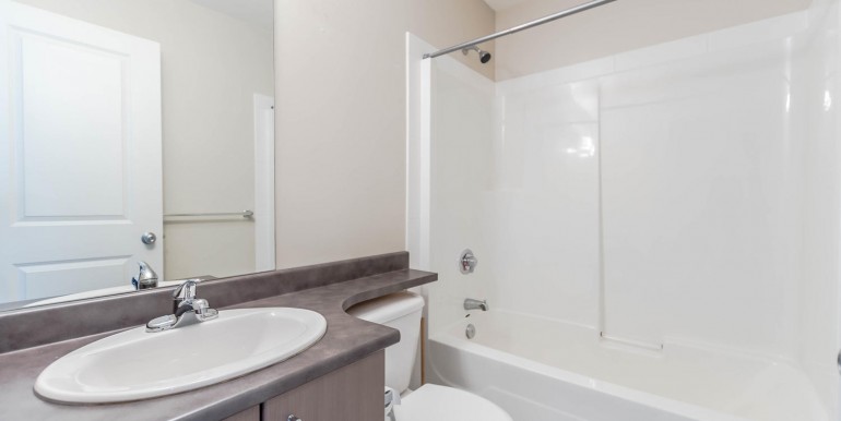 38 15075 60 Ave Surrey BC V3S-large-019-11-Bathroom-1500x1000-72dpi