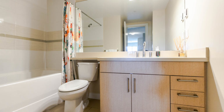 406 6800 Eckersley Rd-print-022-1-Bathroom-3861x2574-300dpi