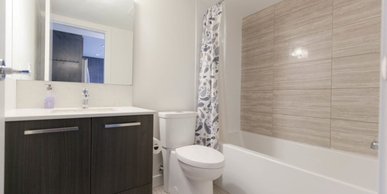 1006 8288 Granville Ave-print-016-19-Bathroom-3861x2574-300dpi