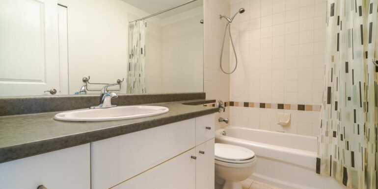 7111 Mont Royal Square-022-011-Bathroom-MLS_Size