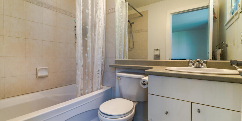 7111 Mont Royal Square-025-025-Bathroom-MLS_Size