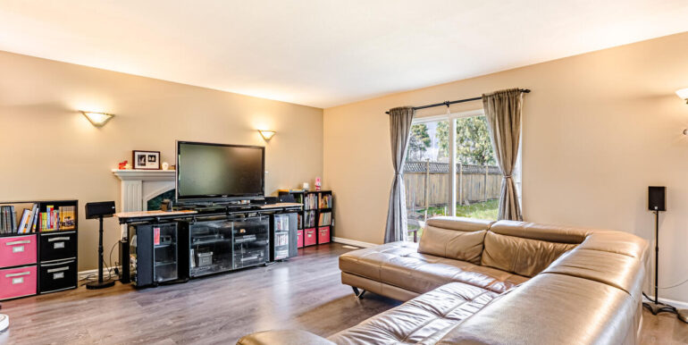 15737 109a Ave Surrey BC V4N-008-022-Living Room-MLS_Size