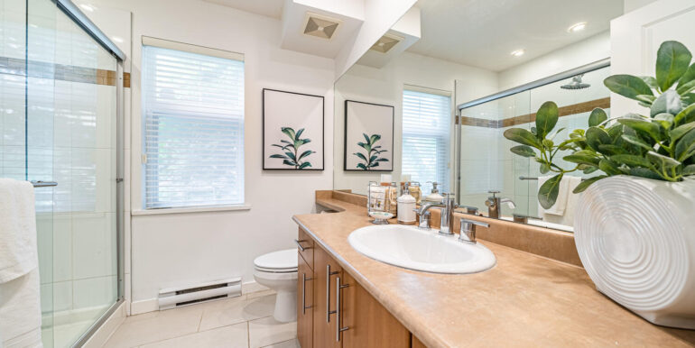 347 W 59th Ave Vancouver BC-large-015-014-Bathroom-1500x1000-72dpi