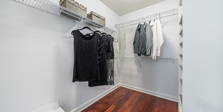 347 W 59th Ave Vancouver BC-large-024-027-WalkIn Closet-1500x1000-72dpi