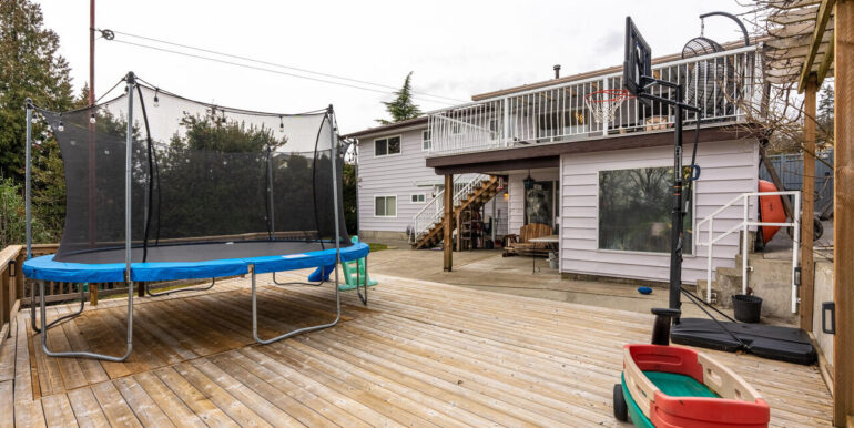 8274 Nelson Ave Burnaby BC V5J 4E5 Canada-028-040-Patio-MLS_Size