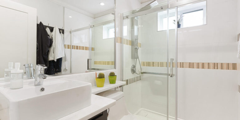 8274 Nelson Ave Burnaby BC V5J 4E5 Canada-032-016-Bathroom-MLS_Size